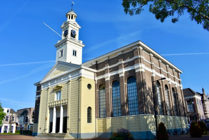 Optreden koor in een kerk met publiek